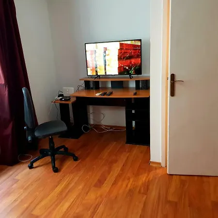 25 University Studio Апартаменти